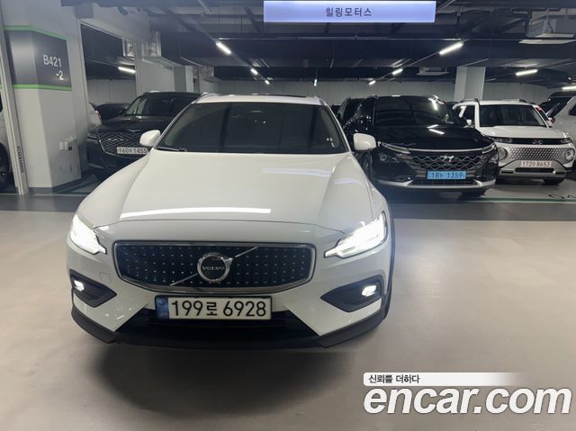 Volvo V60 Cross Country 2-го поколения B5 Ultimate AWD - фото 0