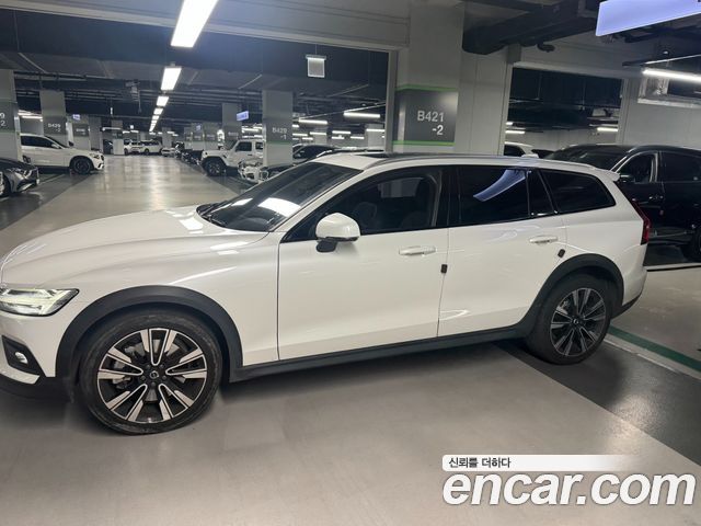Volvo V60 Cross Country 2-го поколения B5 Ultimate AWD - фото 1