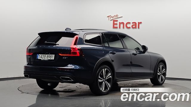 Volvo V60 Cross Country 2-го поколения B5 Pro AWD - фото 0
