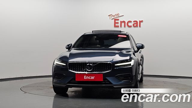 Volvo V60 Cross Country 2-го поколения B5 Pro AWD - фото 1