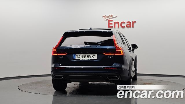 Volvo V60 Cross Country 2-го поколения B5 Pro AWD - фото 2