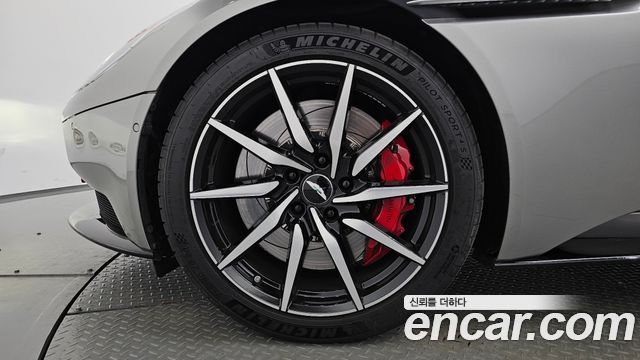 Aston Martin DB11 4.0 V8 Volante - фото 4