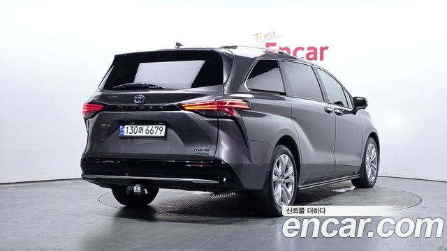 Toyota Sienna 4-го поколения 2.5 Hybrid 2WD - фото 1