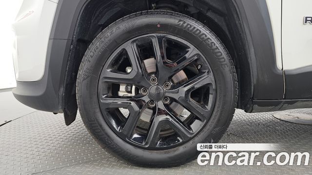Jeep Renegade 1.3 Limited - фото 3