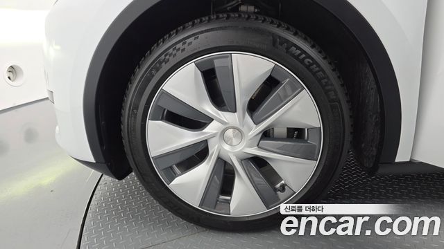 Tesla Model Y RWD - фото 4