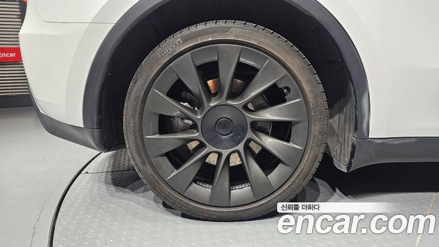 Tesla Model Y Long Range AWD - фото 4