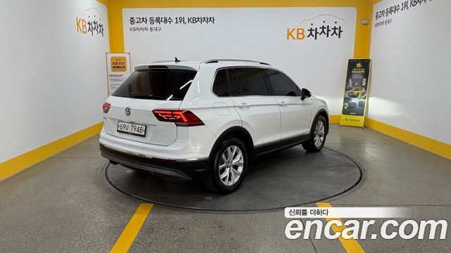 Volkswagen Tiguan 2-го поколения 2.0 TDI Premium - фото 1