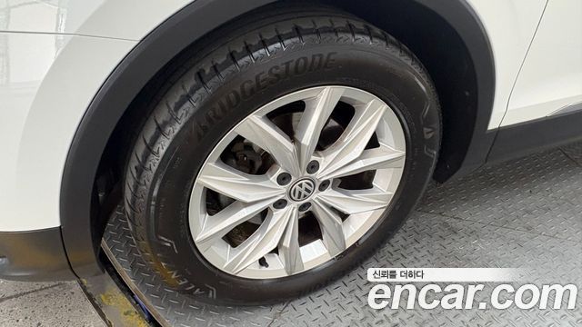 Volkswagen Tiguan 2-го поколения 2.0 TDI Premium - фото 4