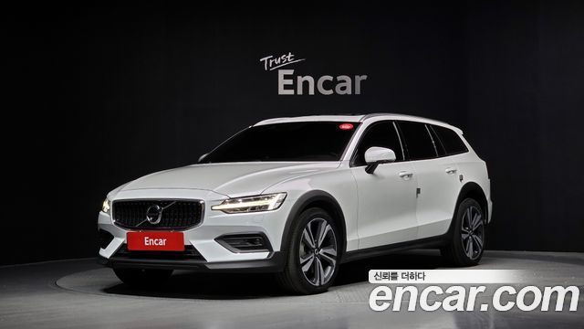 Volvo V60 Cross Country 2-го поколения B5 Pro AWD - фото 0