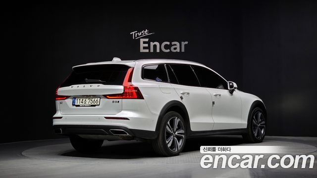 Volvo V60 Cross Country 2-го поколения B5 Pro AWD - фото 1