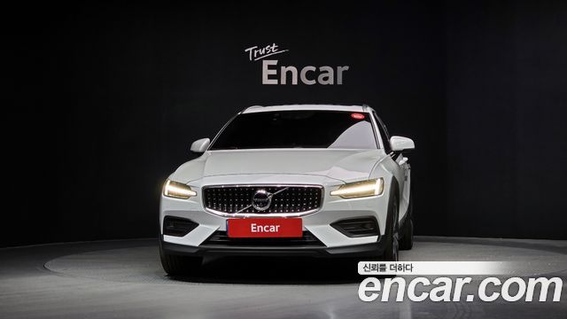 Volvo V60 Cross Country 2-го поколения B5 Pro AWD - фото 2