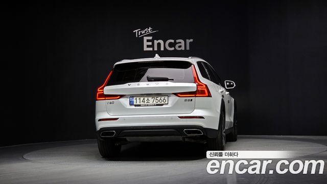 Volvo V60 Cross Country 2-го поколения B5 Pro AWD - фото 3