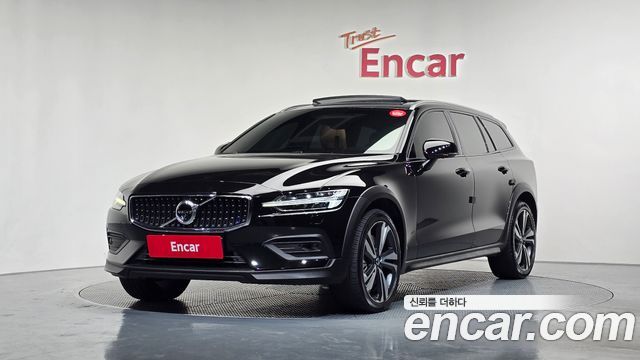 Volvo V60 Cross Country 2-го поколения T5 Pro AWD - фото 0