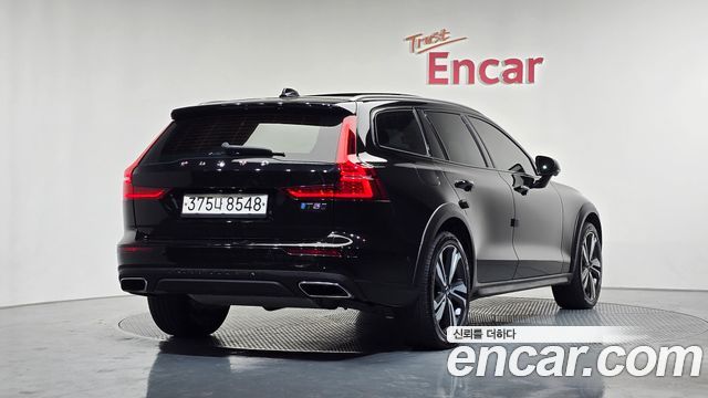 Volvo V60 Cross Country 2-го поколения T5 Pro AWD - фото 1