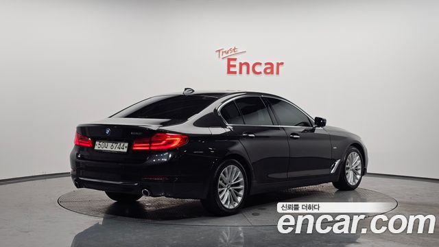 BMW 5 Series G30 530i Luxury Plus - фото 1