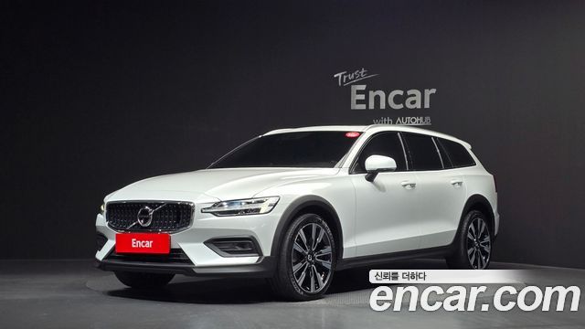 Volvo V60 Cross Country 2-го поколения B5 Pro AWD - фото 0