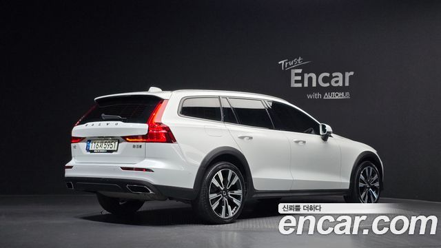 Volvo V60 Cross Country 2-го поколения B5 Pro AWD - фото 1
