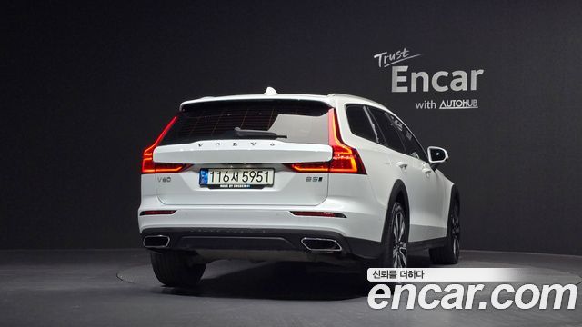 Volvo V60 Cross Country 2-го поколения B5 Pro AWD - фото 3