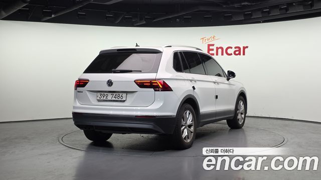 Volkswagen Tiguan 2-го поколения 2.0 TDI Premium - фото 1