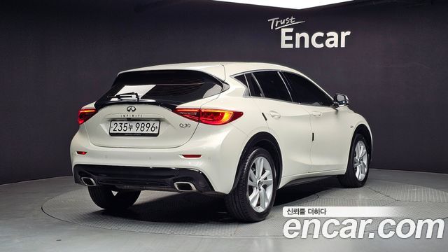 Infiniti Q30 2.0 Pure - фото 1