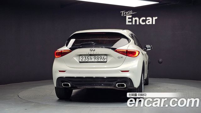 Infiniti Q30 2.0 Pure - фото 3