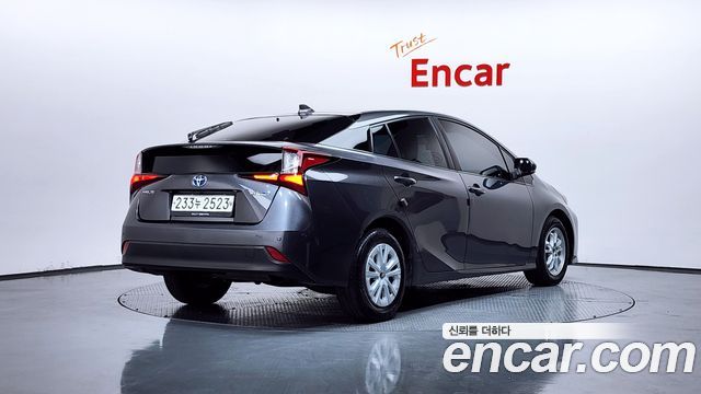 Toyota Prius 4-го поколения 1.8 - фото 1