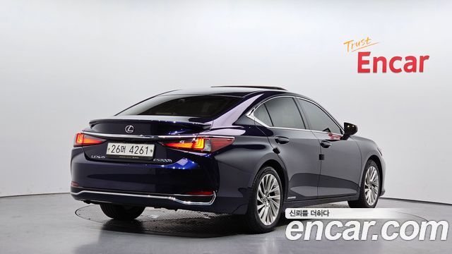 Lexus ES 300h 7-го поколения Executive - фото 1
