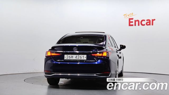 Lexus ES 300h 7-го поколения Executive - фото 3