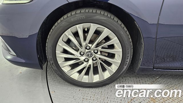 Lexus ES 300h 7-го поколения Executive - фото 4