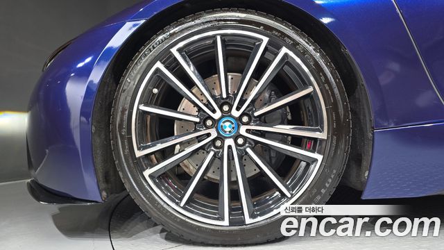 BMW i8 Roadster - фото 4