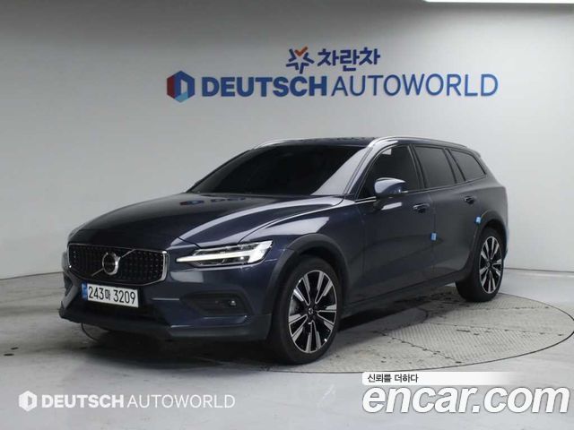 Volvo V60 Cross Country 2-го поколения B5 Ultimate AWD - фото 0