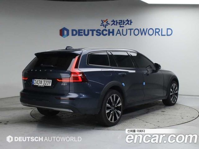 Volvo V60 Cross Country 2-го поколения B5 Ultimate AWD - фото 1