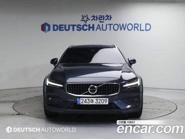 Volvo V60 Cross Country 2-го поколения B5 Ultimate AWD - фото 2
