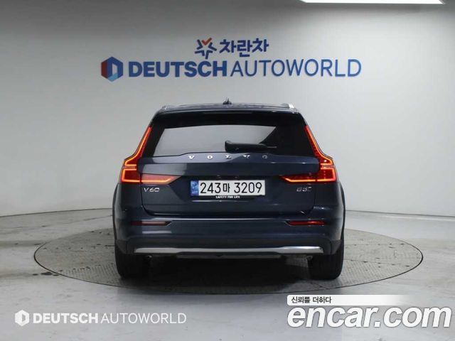 Volvo V60 Cross Country 2-го поколения B5 Ultimate AWD - фото 3