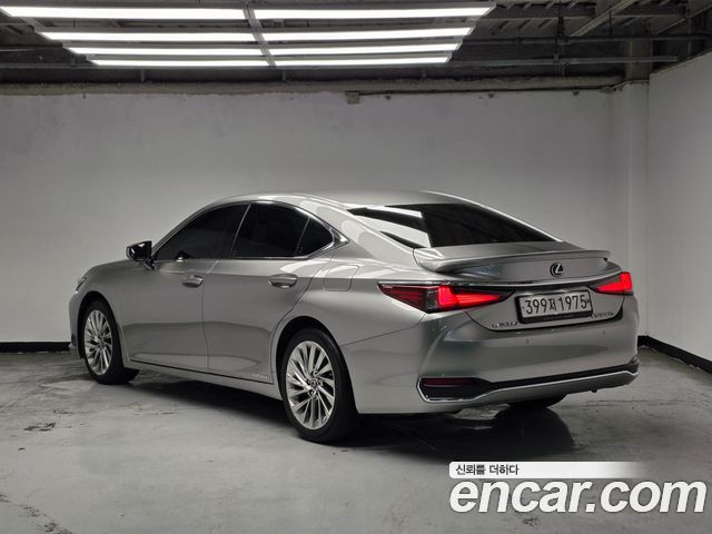 Lexus ES 300h 7-го поколения Luxury Plus - фото 1