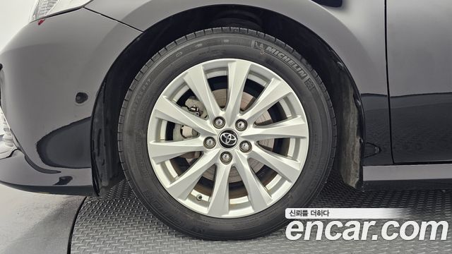 Toyota Camry XV70 2.5 LE Hybrid - фото 4