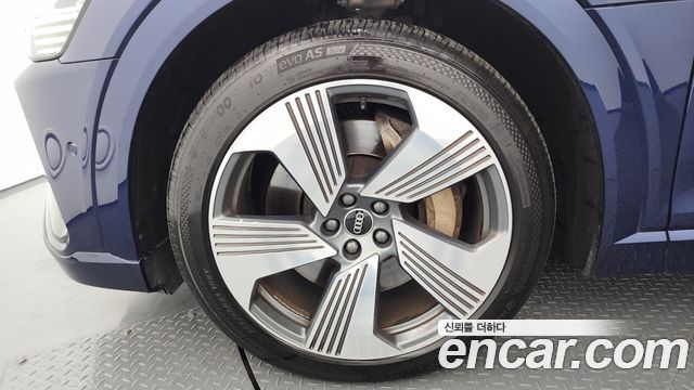 Audi e-Tron 55 Quattro Sportback - фото 4