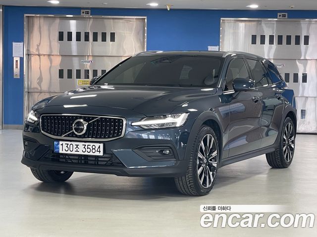 Volvo V60 Cross Country 2-го поколения B5 Ultimate AWD - фото 0