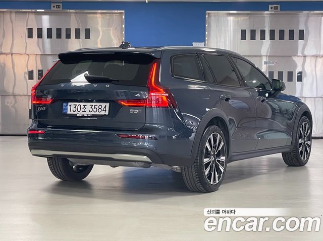Volvo V60 Cross Country 2-го поколения B5 Ultimate AWD - фото 1