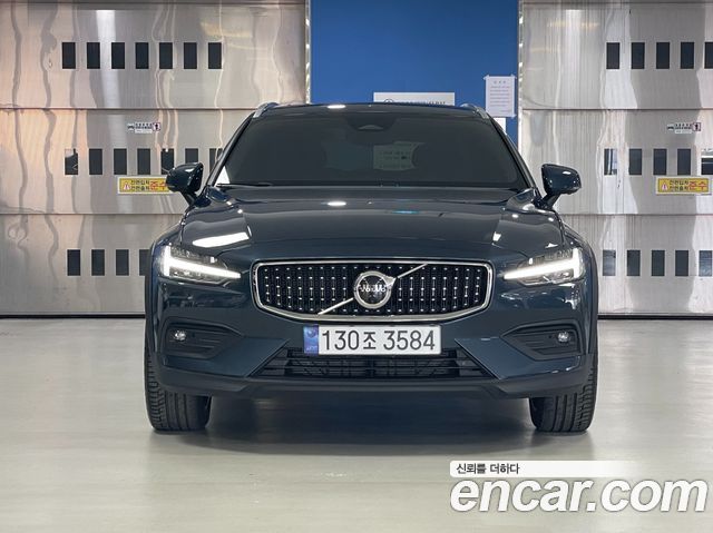 Volvo V60 Cross Country 2-го поколения B5 Ultimate AWD - фото 2