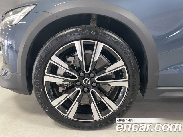 Volvo V60 Cross Country 2-го поколения B5 Ultimate AWD - фото 4