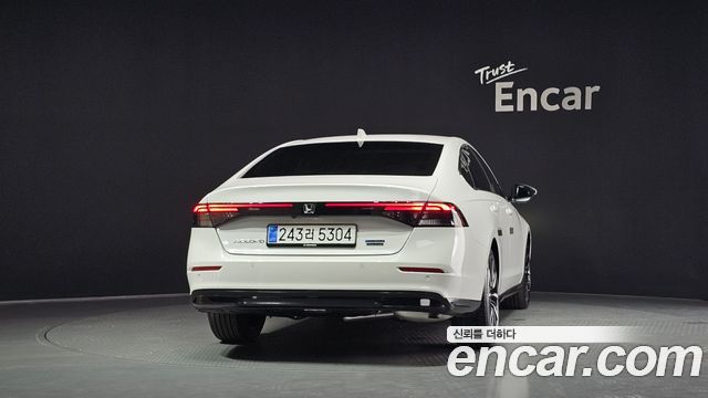 Honda Accord 11-го поколения 2.0 Hybrid Touring - фото 3