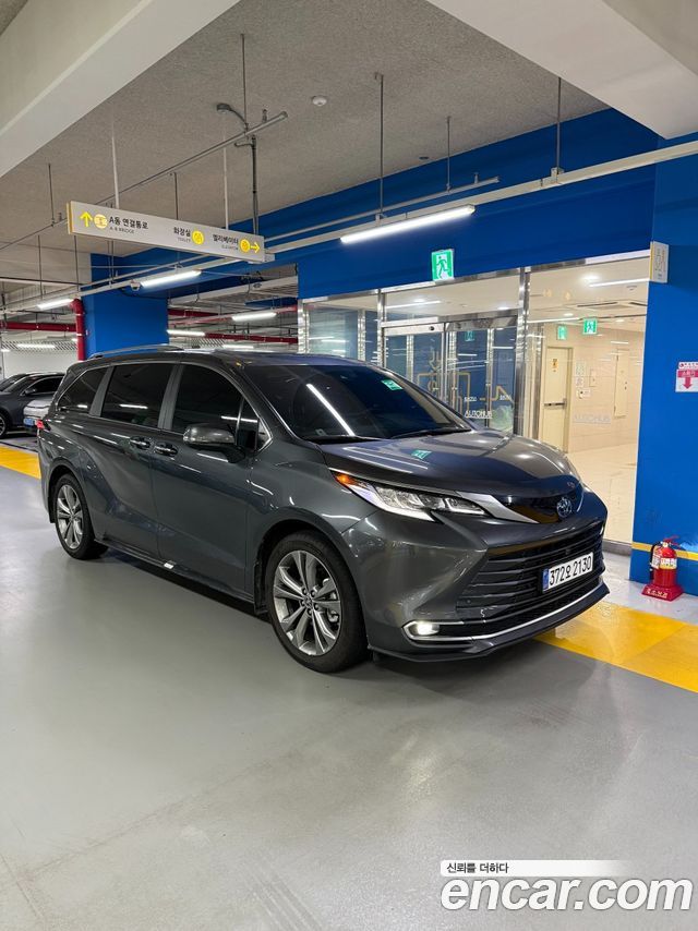 Toyota Sienna 4-го поколения 2.5 Hybrid 2WD - фото 0