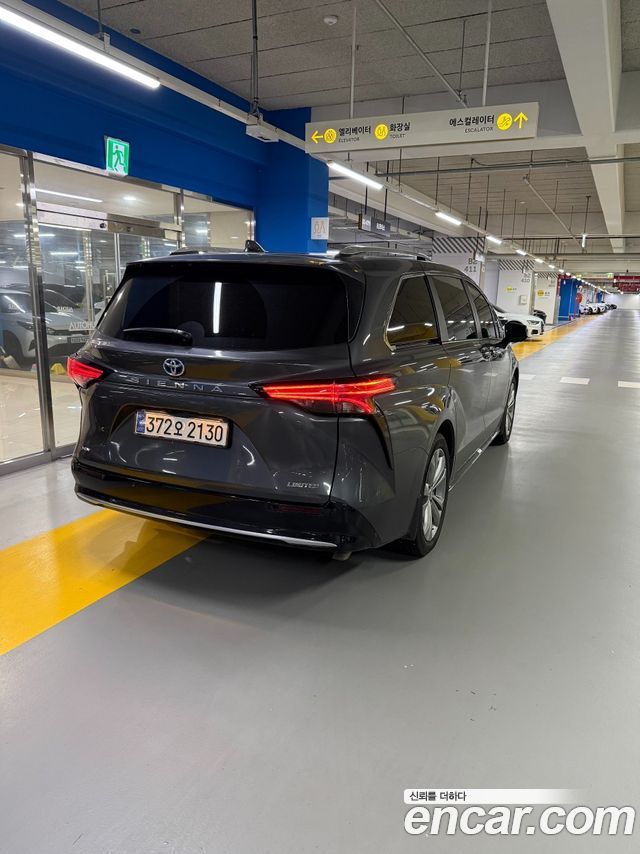 Toyota Sienna 4-го поколения 2.5 Hybrid 2WD - фото 1