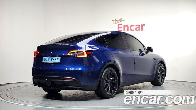 Tesla Model Y RWD - фото 1