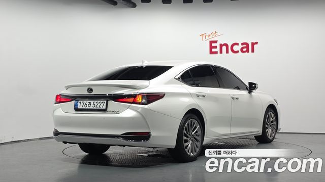 Lexus ES 300h 7-го поколения Executive - фото 0
