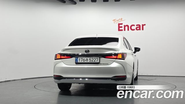 Lexus ES 300h 7-го поколения Executive - фото 2