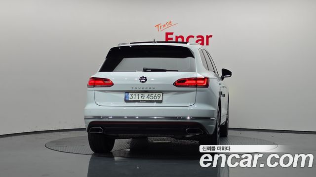 Volkswagen Touareg 3-го поколения 3.0 TDI Prestige - фото 3
