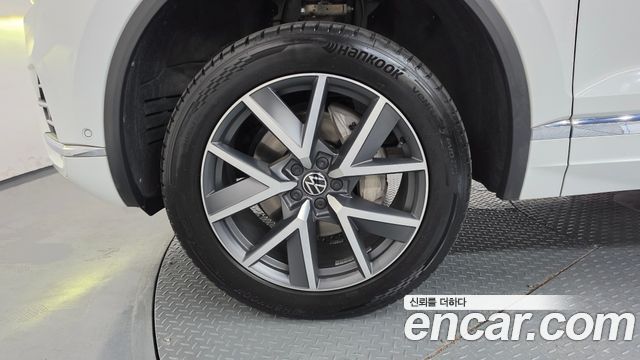 Volkswagen Touareg 3-го поколения 3.0 TDI Prestige - фото 4
