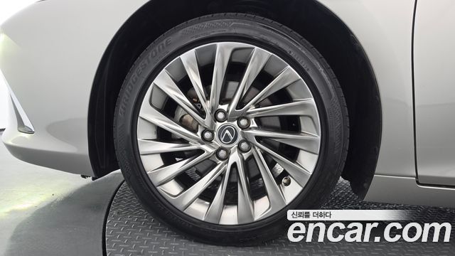 Lexus ES 300h 7-го поколения Luxury Plus - фото 4